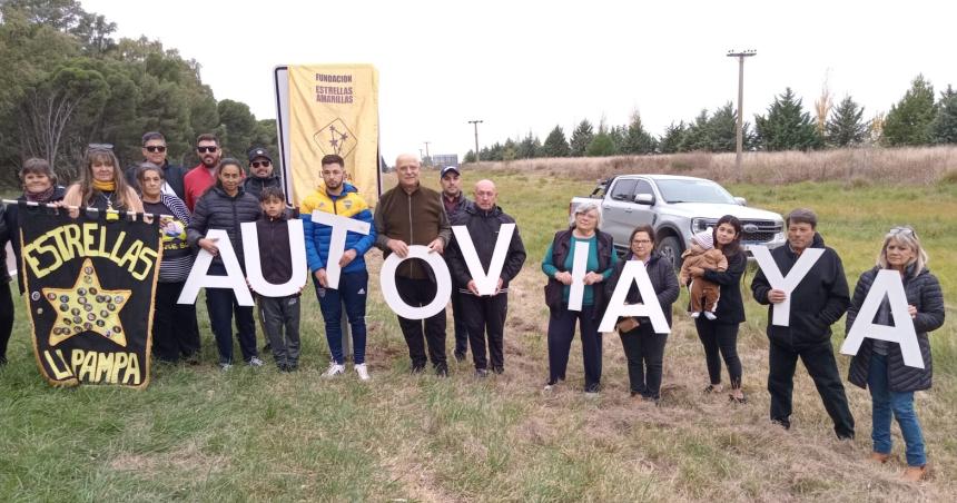 Colocaron nuevas estrellas amarillas y renovaron el reclamo por la Autoviacutea