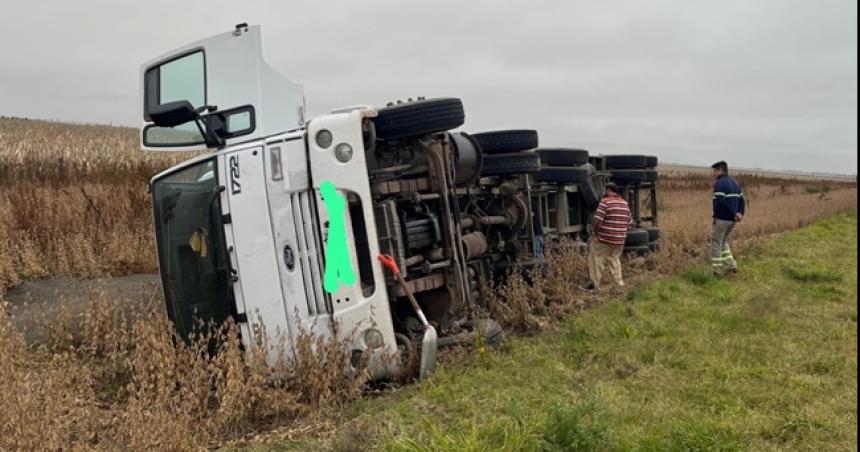 Camioacuten cargado con cereal volcoacute en la Ruta Provincial 1