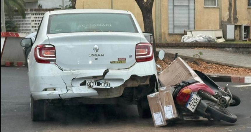 Otro choque entre un auto y una moto en Santa Rosa