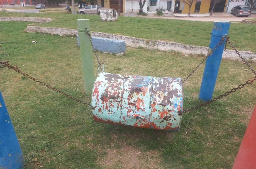 FONAVI 34- el parque desalineado y olvidado donde no van los nintildeos a jugar