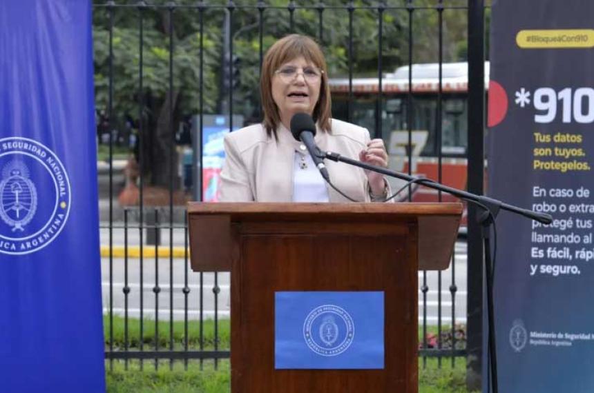 Patricia Bullrich presentoacute la Liacutenea *910 para bloquear celulares robados en todo el paiacutes