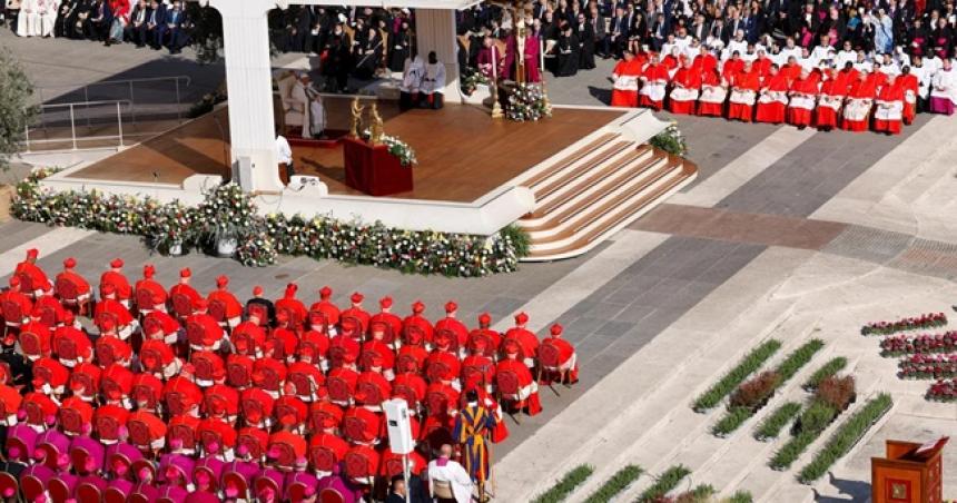 Fumata negra en la primera votacioacuten del coacutenclave para elegir al sucesor del papa Francisco