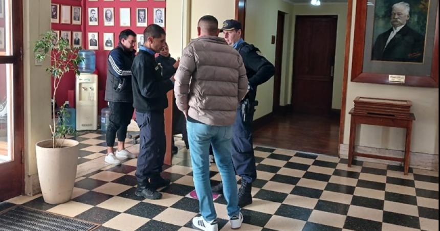 Un hombre se encadenoacute en la Municipalidad de Santa Rosa