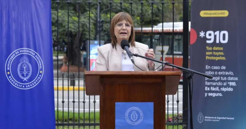 Patricia Bullrich presentoacute la Liacutenea *910 para bloquear celulares robados en todo el paiacutes