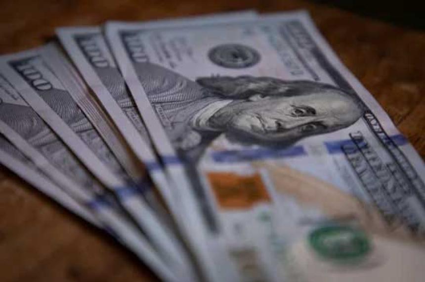 La cotizacioacuten del doacutelar sigue en picada y cae a los 1100