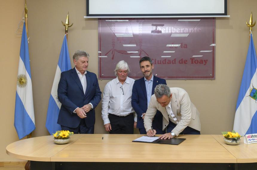 Ziliotto y Rojas firmaron el convenio para avanzar con obras de saneamiento en el Lowo Che