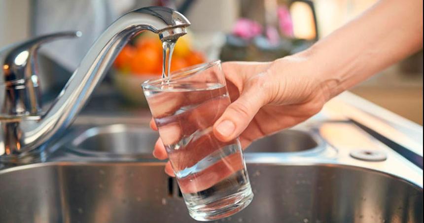 Restringen suministro de agua potable 