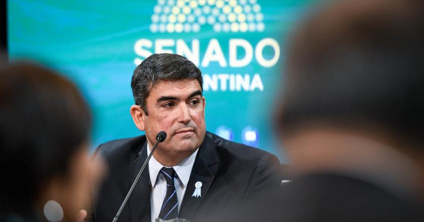 La cuestioacuten personal del senador Bensusaacuten un viaje de paseo por Europa