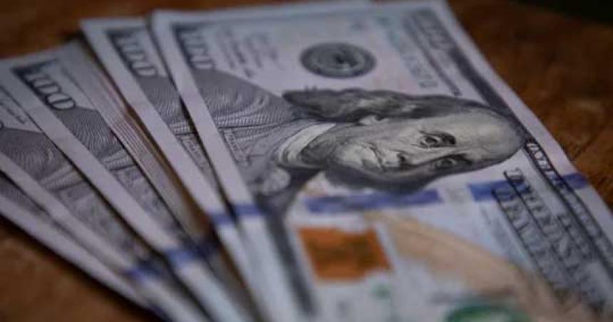 La cotizacioacuten del doacutelar sigue en picada y cae a los 1100