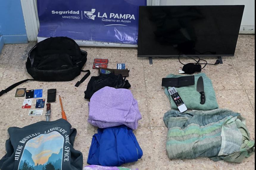 Caminaba por la calle con un botiacuten robado y lo detuvieron