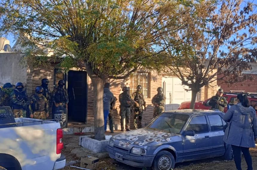 Secuestran armas y sustancias iliacutecitas en allanamientos en Santa Rosa