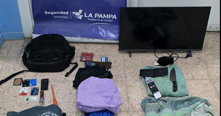 Caminaba por la calle con un botiacuten robado y lo detuvieron