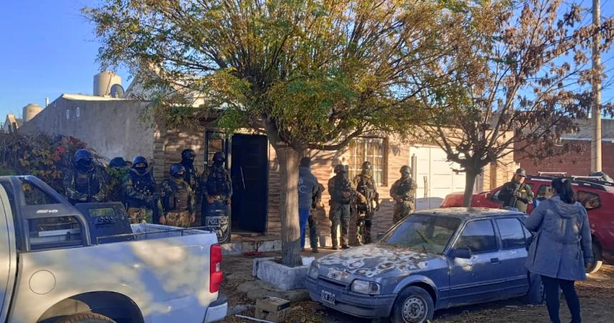 Secuestran armas y sustancias iliacutecitas en allanamientos en Santa Rosa