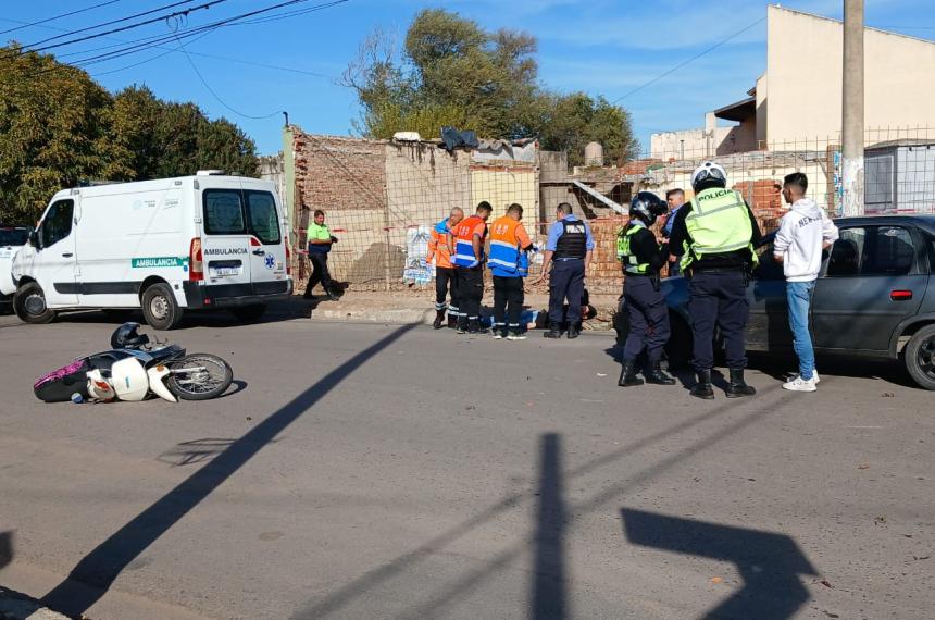 Una moto y un auto chocaron en el centro