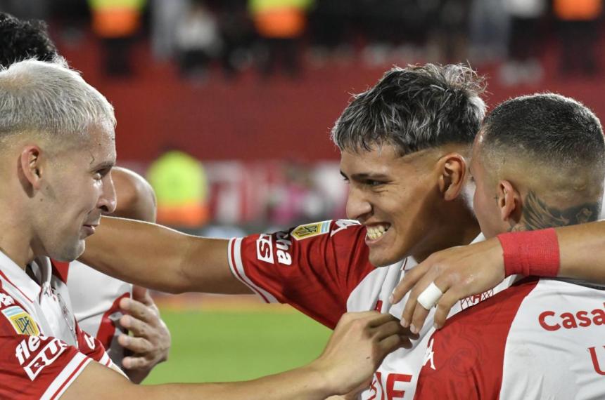 Huracaacuten festejoacute ante Riestra