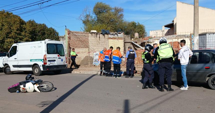 Una moto y un auto chocaron en el centro