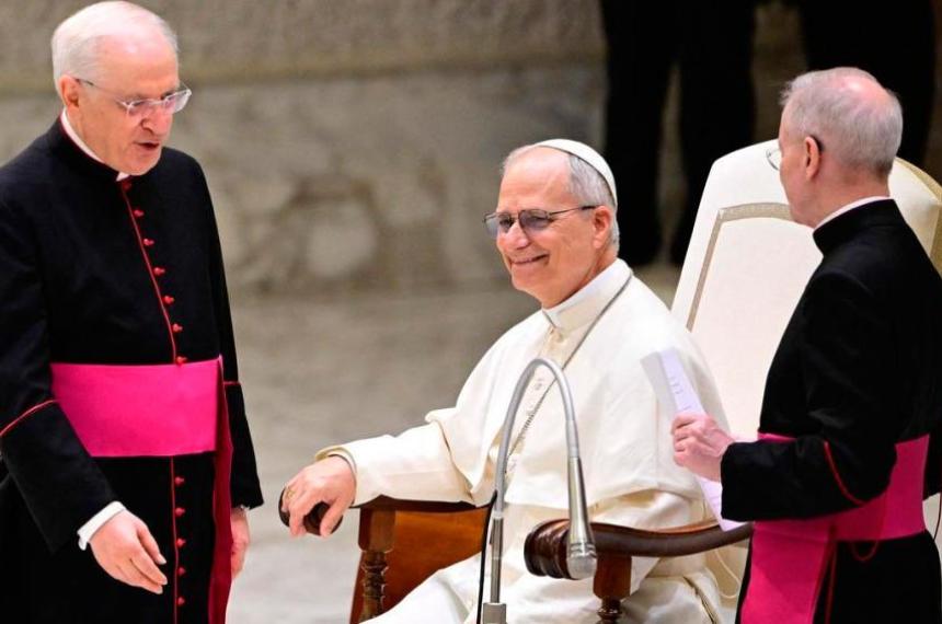 En su primer contacto con la prensa el papa Leoacuten XIV pidioacute la liberacioacuten de los periodistas encarcelados por buscar la verdad