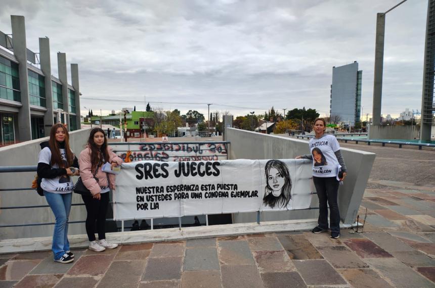 Familiares y amigas de Liacutea Falcoacuten protestaron en el Centro Judicial