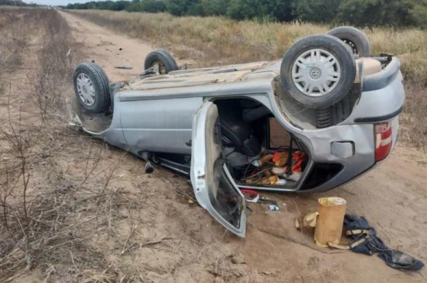 Vuelco con dos heridos en la Ruta 11 cerca de Rucanelo