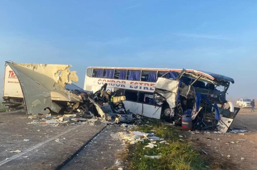 Choque frontal entre un micro y un camioacuten en Ruta 3- hay al menos cuatro muertos