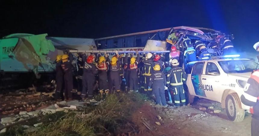 Choque frontal entre un micro y un camión en Ruta 3: hay al menos cuatro  muertos :: El Diario de La Pampa