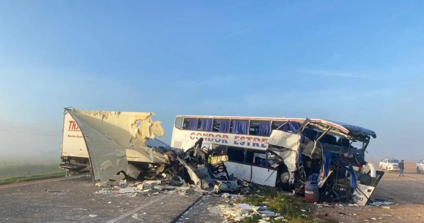 Choque frontal entre un micro y un camioacuten en Ruta 3- hay al menos cuatro muertos