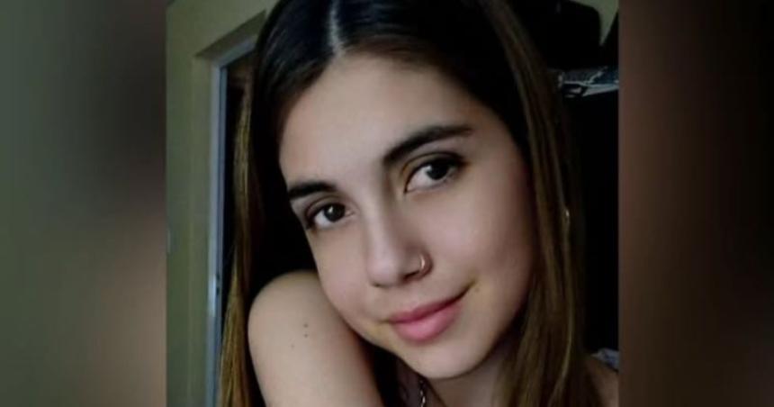 Una joven pide ayuda en las redes para una cirugiacutea de ojos