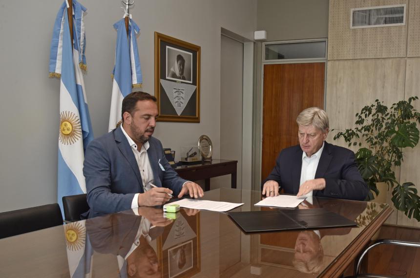 Santa Rosa recibioacute de la Provincia casi 1900 millones para renovar el parque automotor municipal