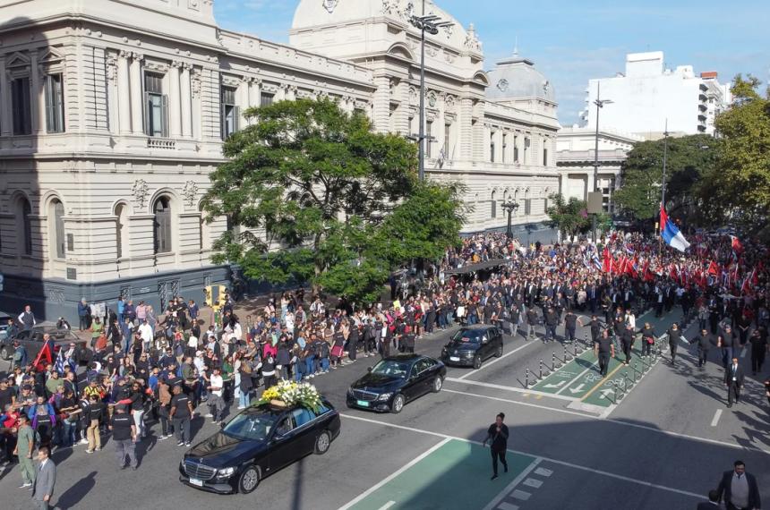 El emotivo cortejo fuacutenebre de Pepe Mujica conmovioacute a Montevideo