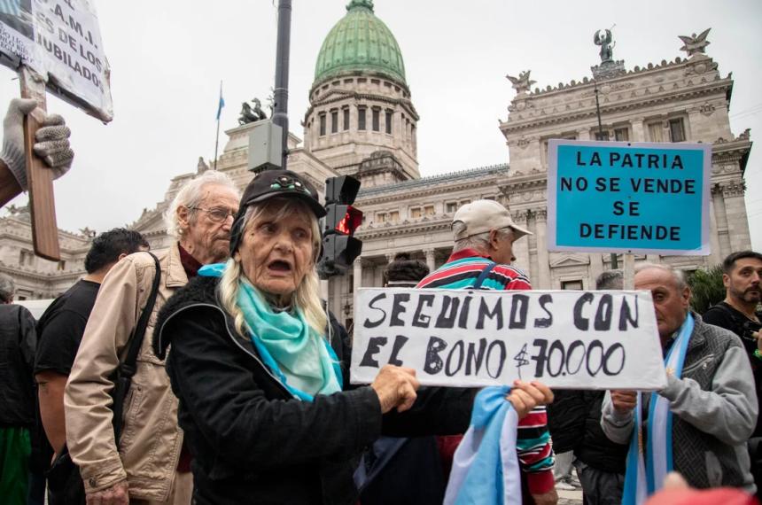 Tensioacuten en otra marcha de los mieacutercoles de jubilados