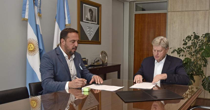Santa Rosa recibioacute de la Provincia casi 1900 millones para renovar el parque automotor municipal