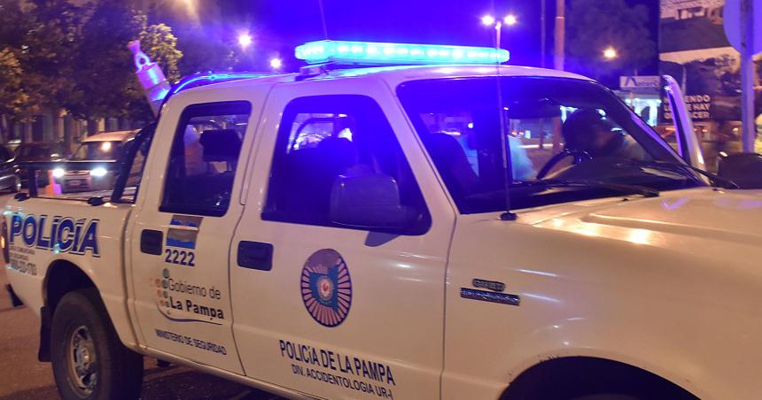Lo encontraron robando golpeoacute al duentildeo de casa e intentoacute apuntildealar al hijo