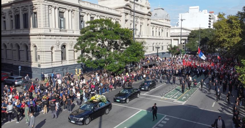 El emotivo cortejo fuacutenebre de Pepe Mujica conmovioacute a Montevideo