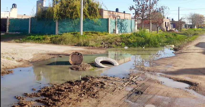 Vecinos denuncian una profusa peacuterdida cloacal en la calle Duval