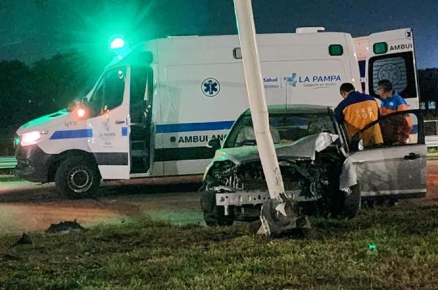 Conductor herido tras chocar contra una columna en la rotonda del Aeropuerto en Pico