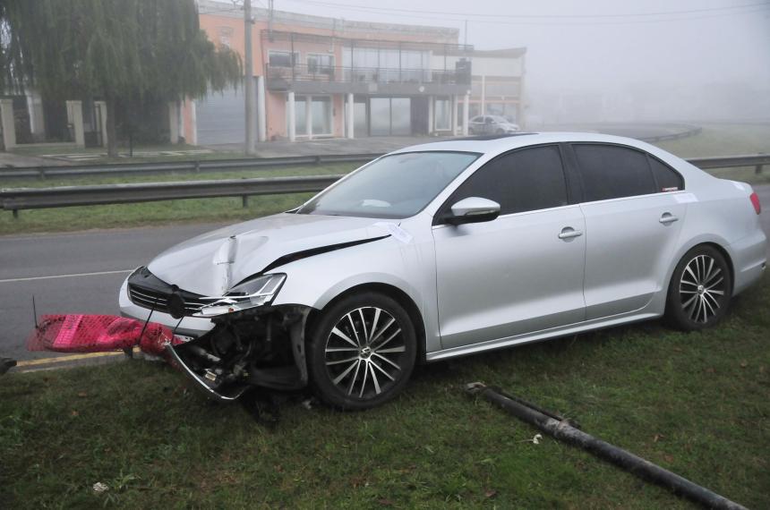 Estaba alcoholizado perdioacute el control del auto y chocoacute contra una columna