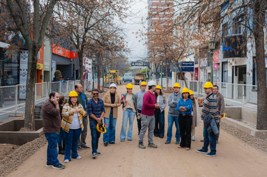 Concejales oficialistas y opositores recorrieron la obra de la peatonal en Santa Rosa