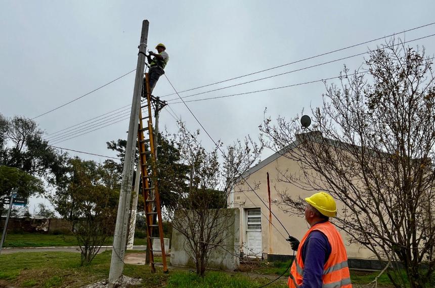 Comenzaron los trabajos para el tendido de fibra oacuteptica domiciliaria en Van Praet