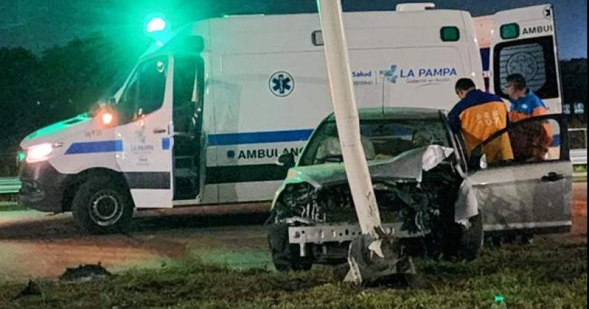 Conductor herido tras chocar contra una columna en la rotonda del Aeropuerto en Pico
