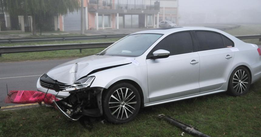 Estaba alcoholizado perdioacute el control del auto y chocoacute contra una columna