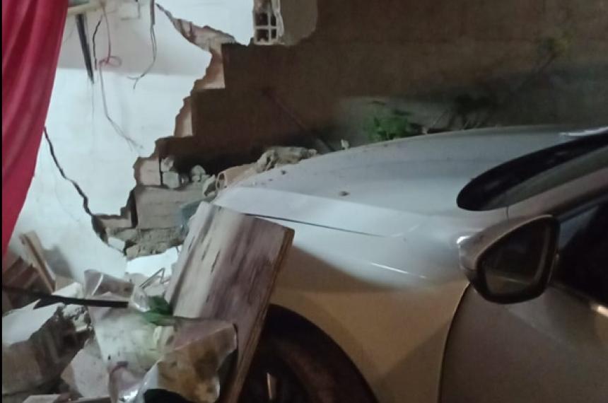 Un auto se incrustoacute en una casa en Santa Rosa