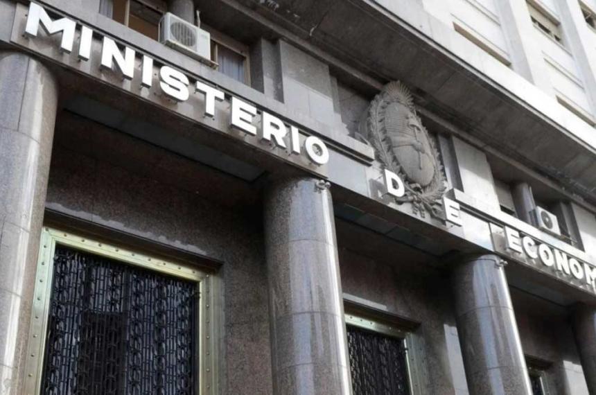 El superaacutevit fiscal primario superoacute los 845000 millones en abril