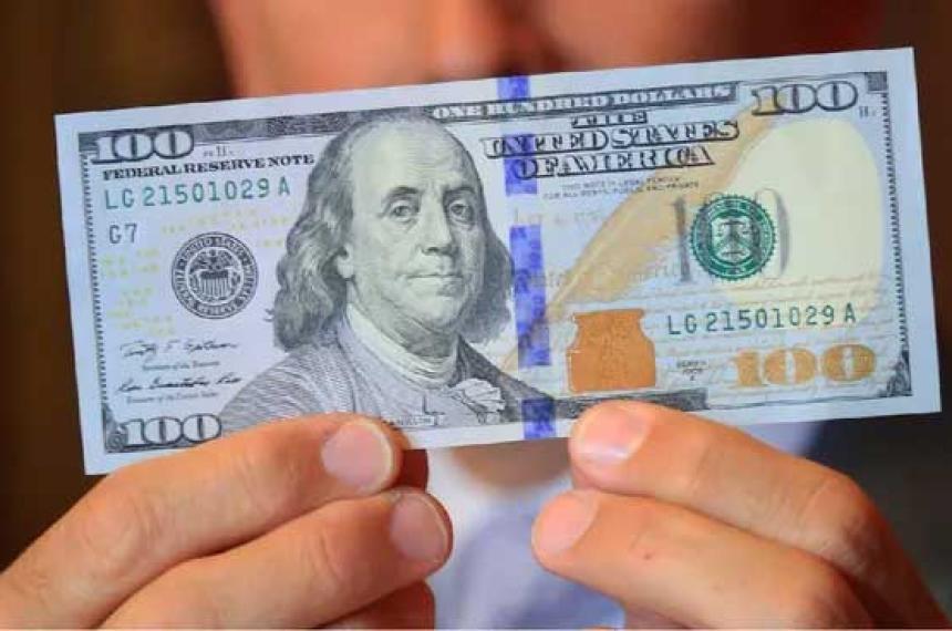 El doacutelar oficial rebotoacute casi 1-en-porciento- en la semana y el billete en el Banco Nacioacuten tocoacute un maacuteximo