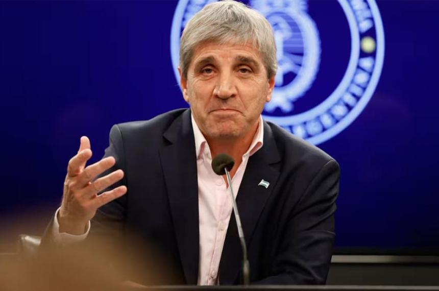 Caputo anuncioacute que el Gobierno alcanzoacute nuevamente el superaacutevit fiscal en abril