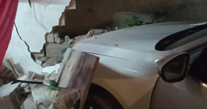 Un auto se incrustoacute en una casa en Santa Rosa