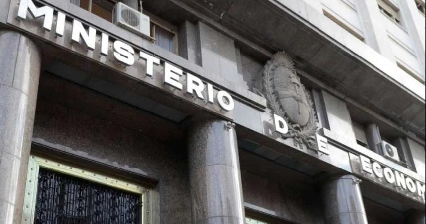 El superaacutevit fiscal primario superoacute los 845000 millones en abril