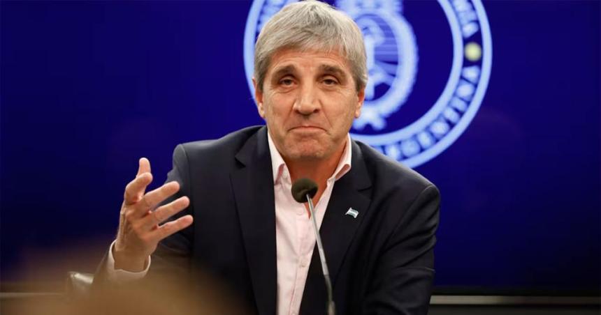 Caputo anuncioacute que el Gobierno alcanzoacute nuevamente el superaacutevit fiscal en abril