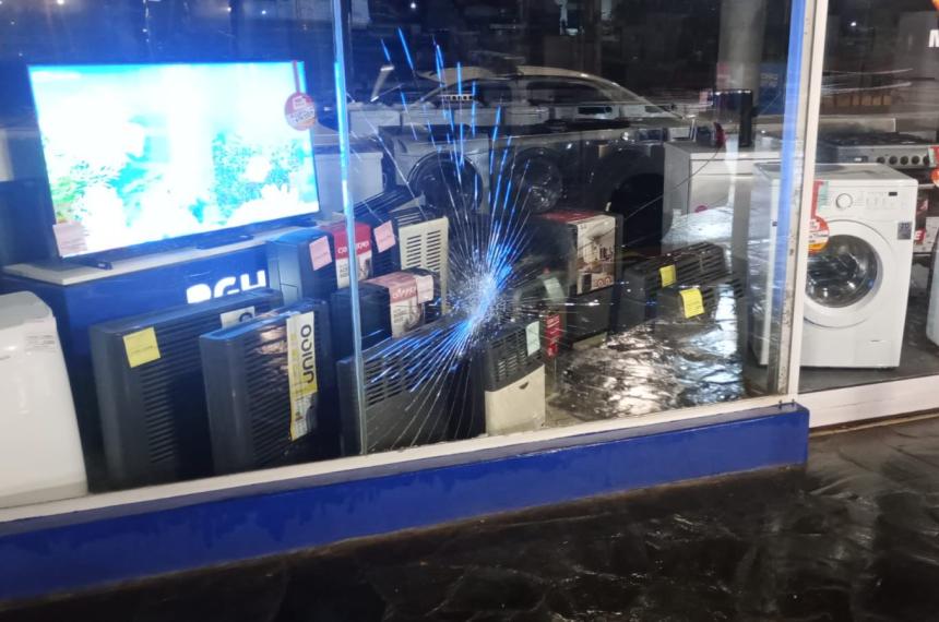 Un joven en situacioacuten de calle rompioacute la vidriera de un comercio