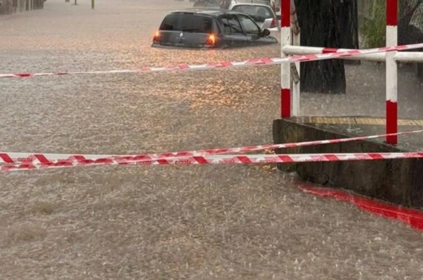 Zaacuterate bajo el agua- colapsoacute el viaducto y hay barrios aislados