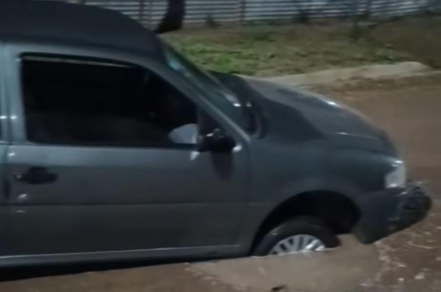 Cayoacute a un pozo se golpeoacute la cabeza y rompioacute el parabrisas